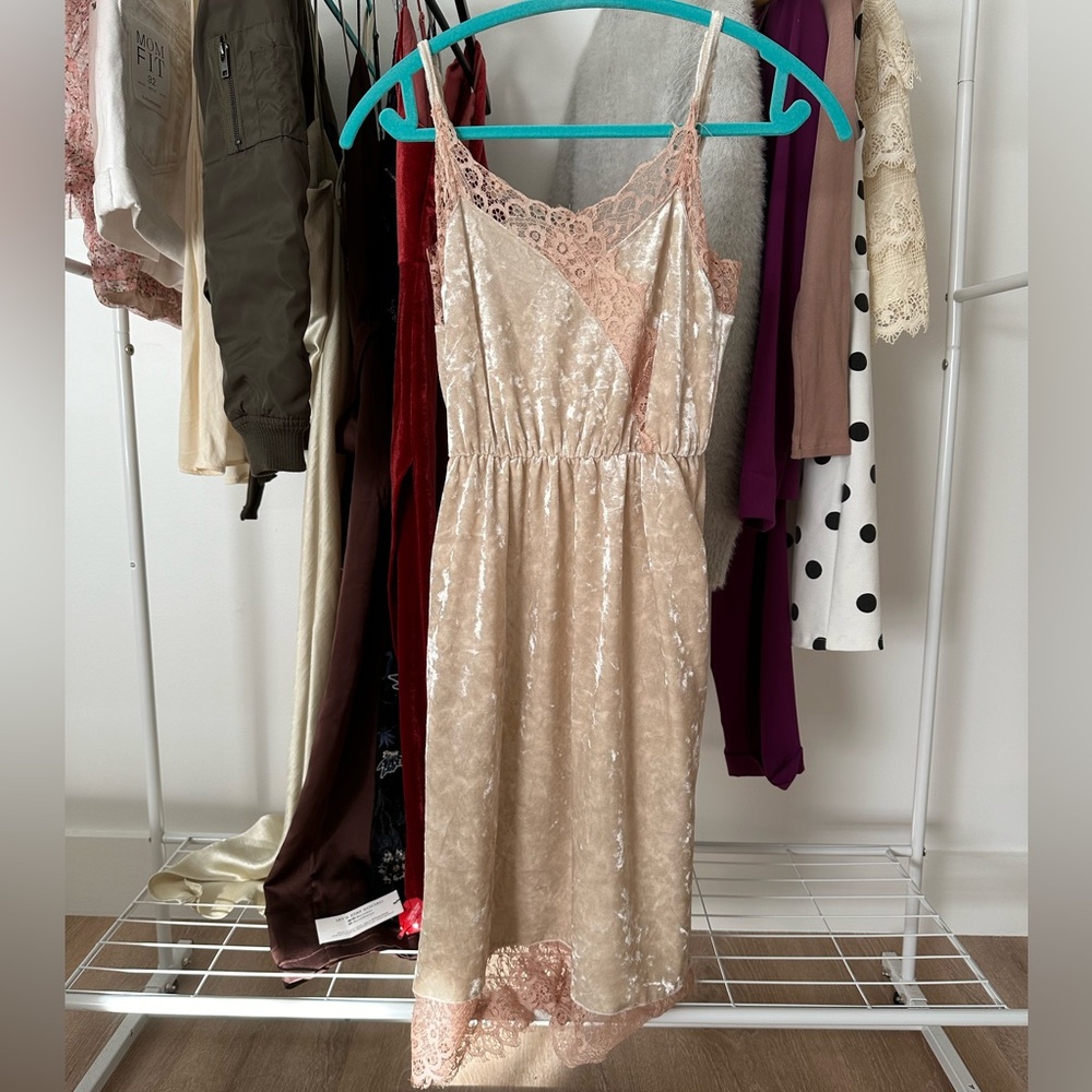 Vintage looking dress with lace details